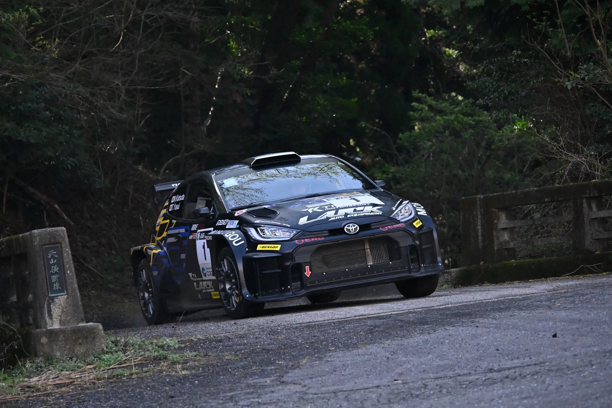 林道の橋を走るGR YARIS Rally2の実写